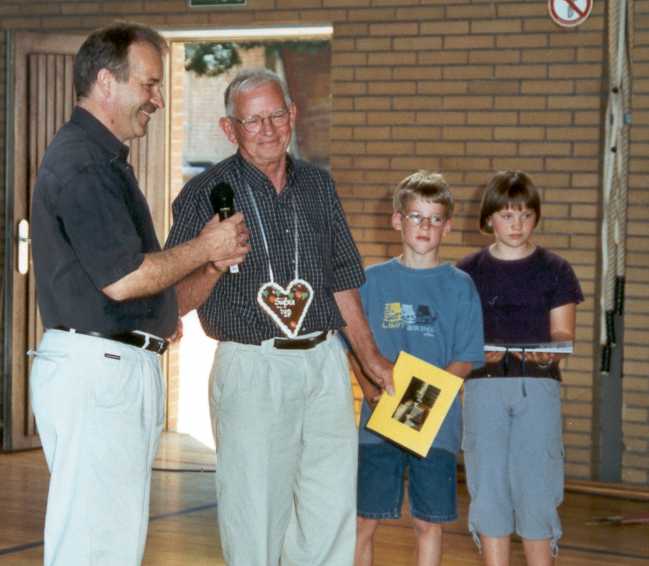 Geschenke werden berreicht, links: Schulleiter Lothar Bode, rechts: Heinz Frtjes