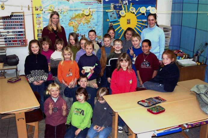 Klasse 2a Klassenlehrerin Sandra Thol (links) und Lehramtsanw&auml;rterin Anne Temminghoff