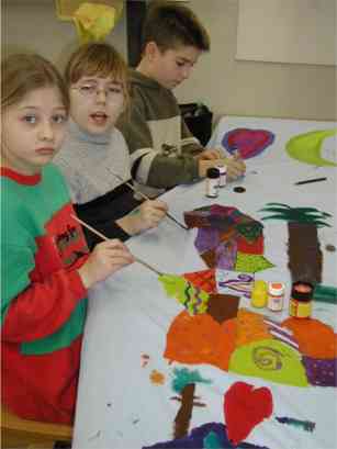 Kinder malen Gardinen mit Mara Motiven