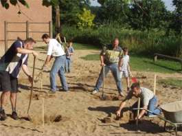 Die L&ouml;cher f&uuml;r das neue Spielger&auml;t werden gegraben