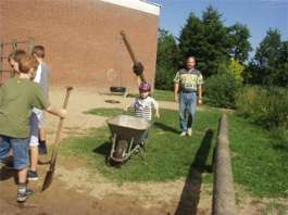Auch die Kleinen helfen flei&szlig;ig