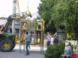 Herr Wache hebt das Spielger&auml;t mit dem Frontlader an