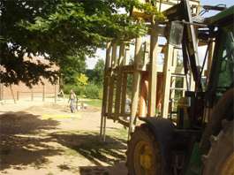 Das gro&szlig;e Ger&auml;t passt gerade unter dem Baum durch