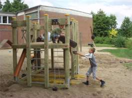Die Kinder probieren sofort aus, was man mit dem neuen Ger&auml;t machen kann.