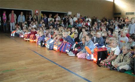 Die Schulanf&auml;nger sitzen in der ersten Reihe