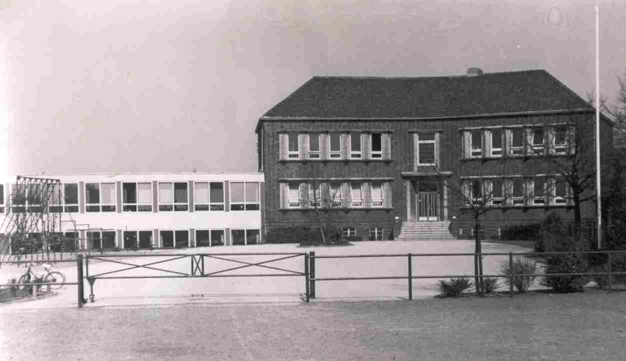 1967 Der Anbau von 4 Klassenrumen steht